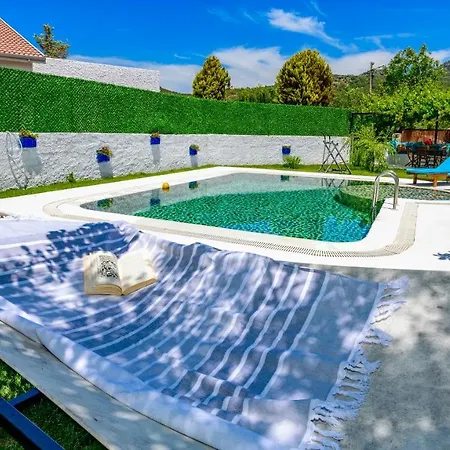 Villa Kayakoey'de Oezel Havuzlu 6 Kisilik Lavender *