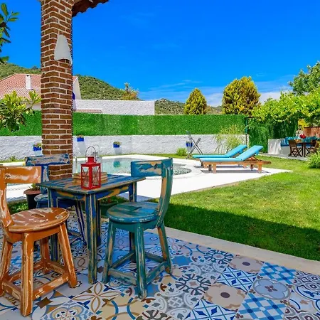 Kayakoey'de Oezel Havuzlu 6 Kisilik Lavender Villa Fethiye