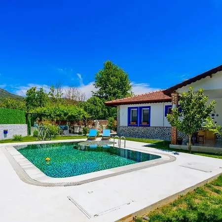 Kayakoey'de Oezel Havuzlu 6 Kisilik Lavender Villa