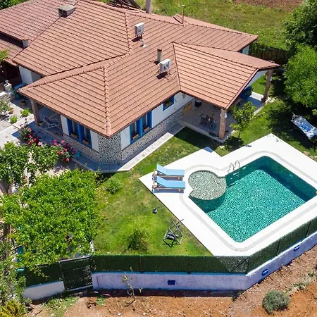 Kayakoey'de Oezel Havuzlu 6 Kisilik Lavender Villa