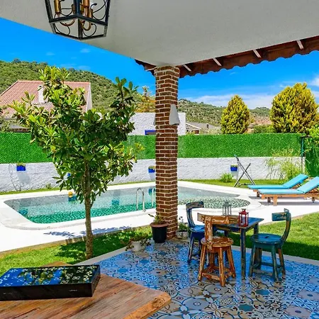 Villa Kayakoey'de Oezel Havuzlu 6 Kisilik Lavender *